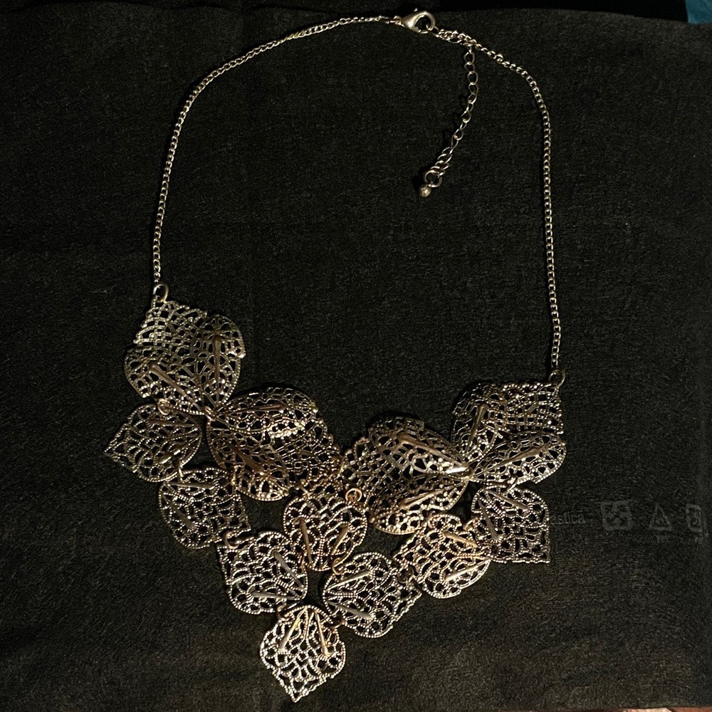 Delicate Filigree Floral Statement Necklace - Silver